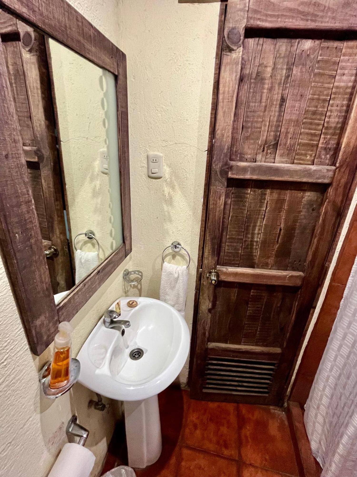 Hostal Antigueeno Antigua Bagian luar foto