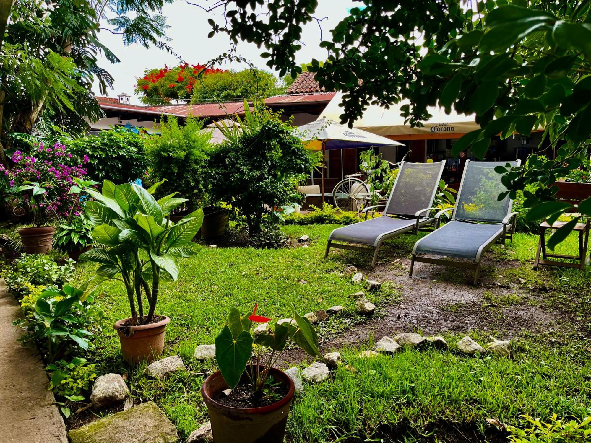 Hostal Antigueeno Antigua Bagian luar foto