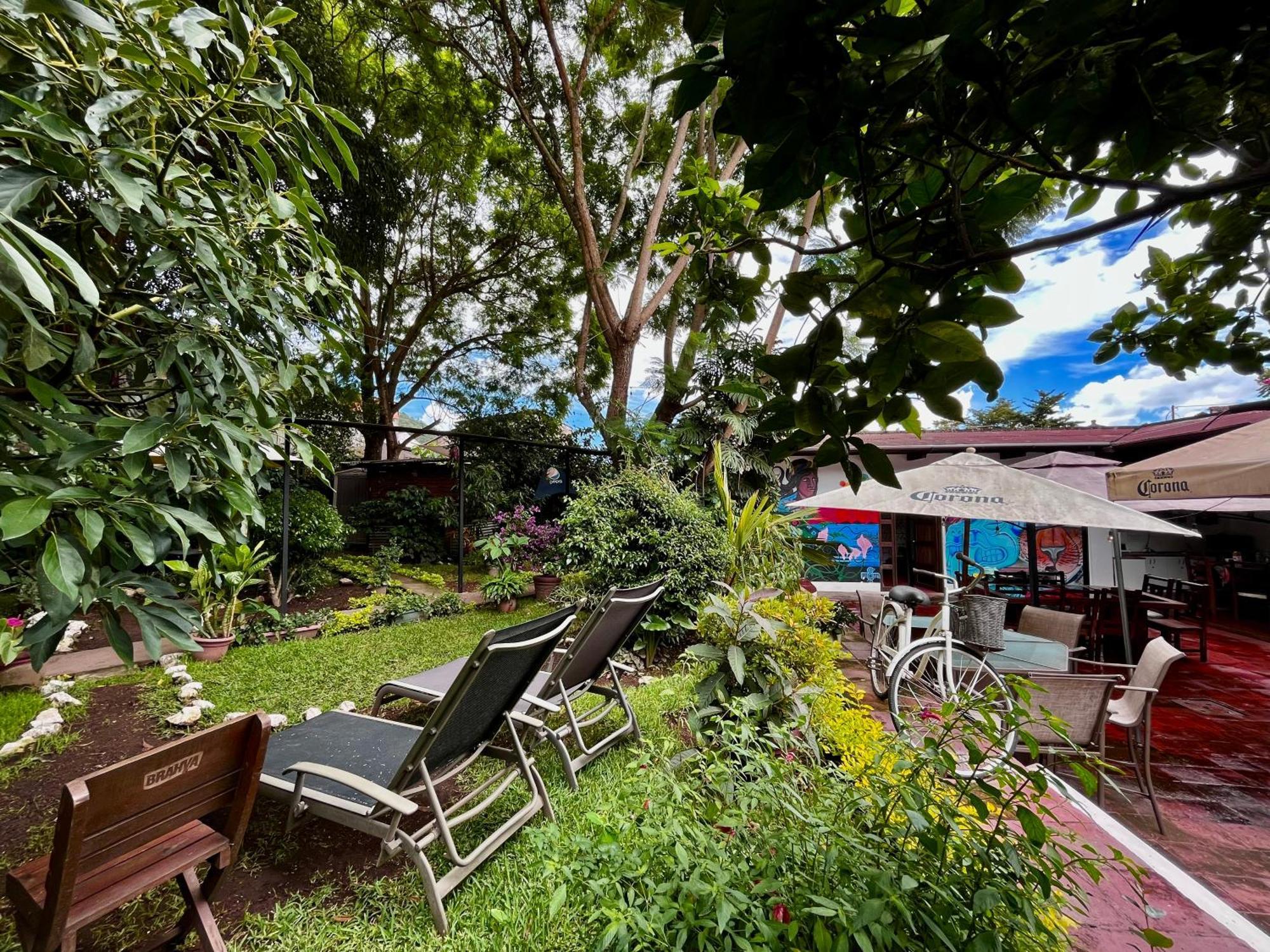 Hostal Antigueeno Antigua Bagian luar foto