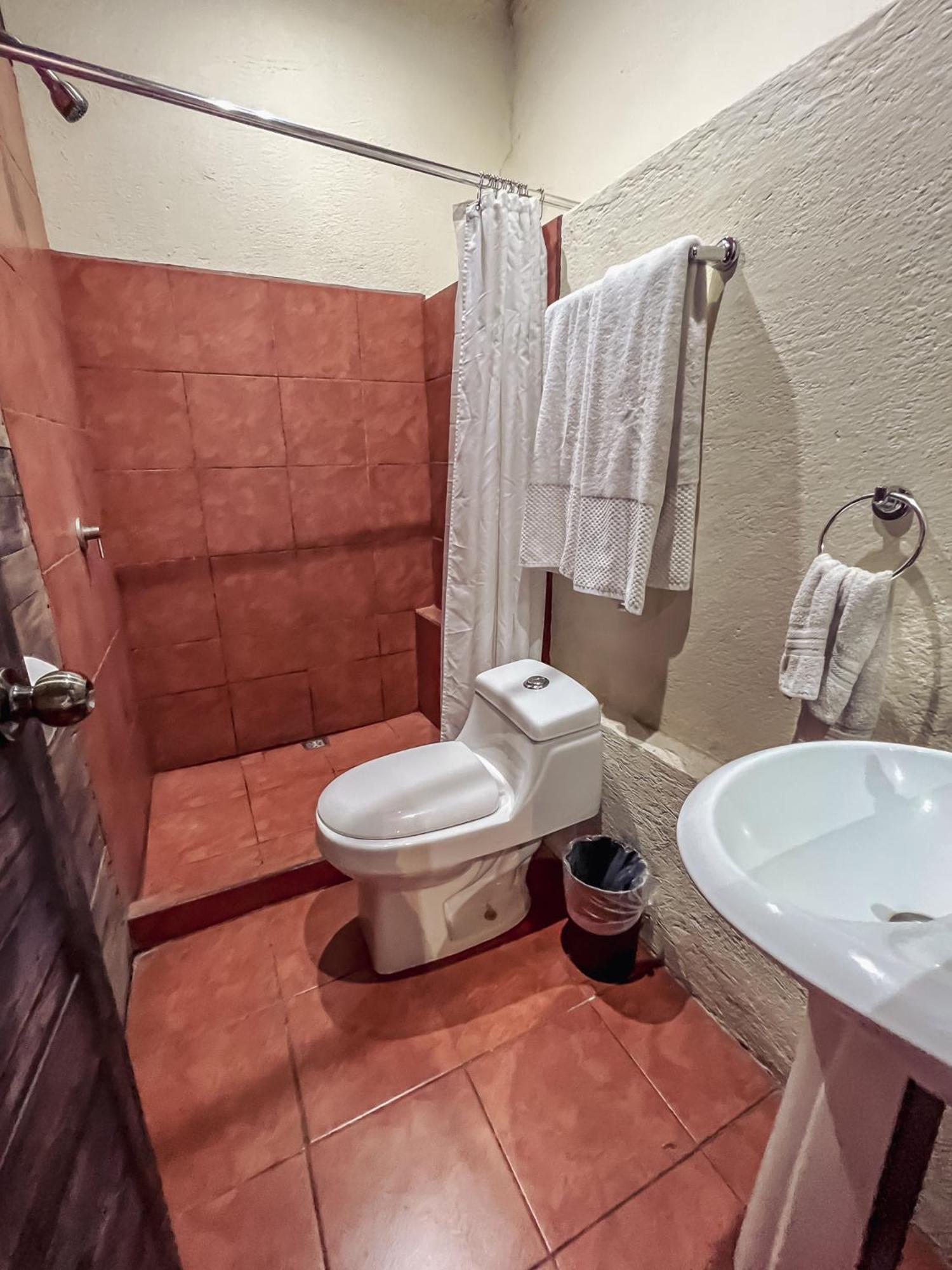 Hostal Antigueeno Antigua Bagian luar foto