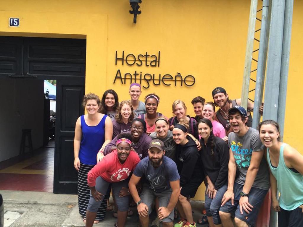 Hostal Antigueeno Antigua Bagian luar foto